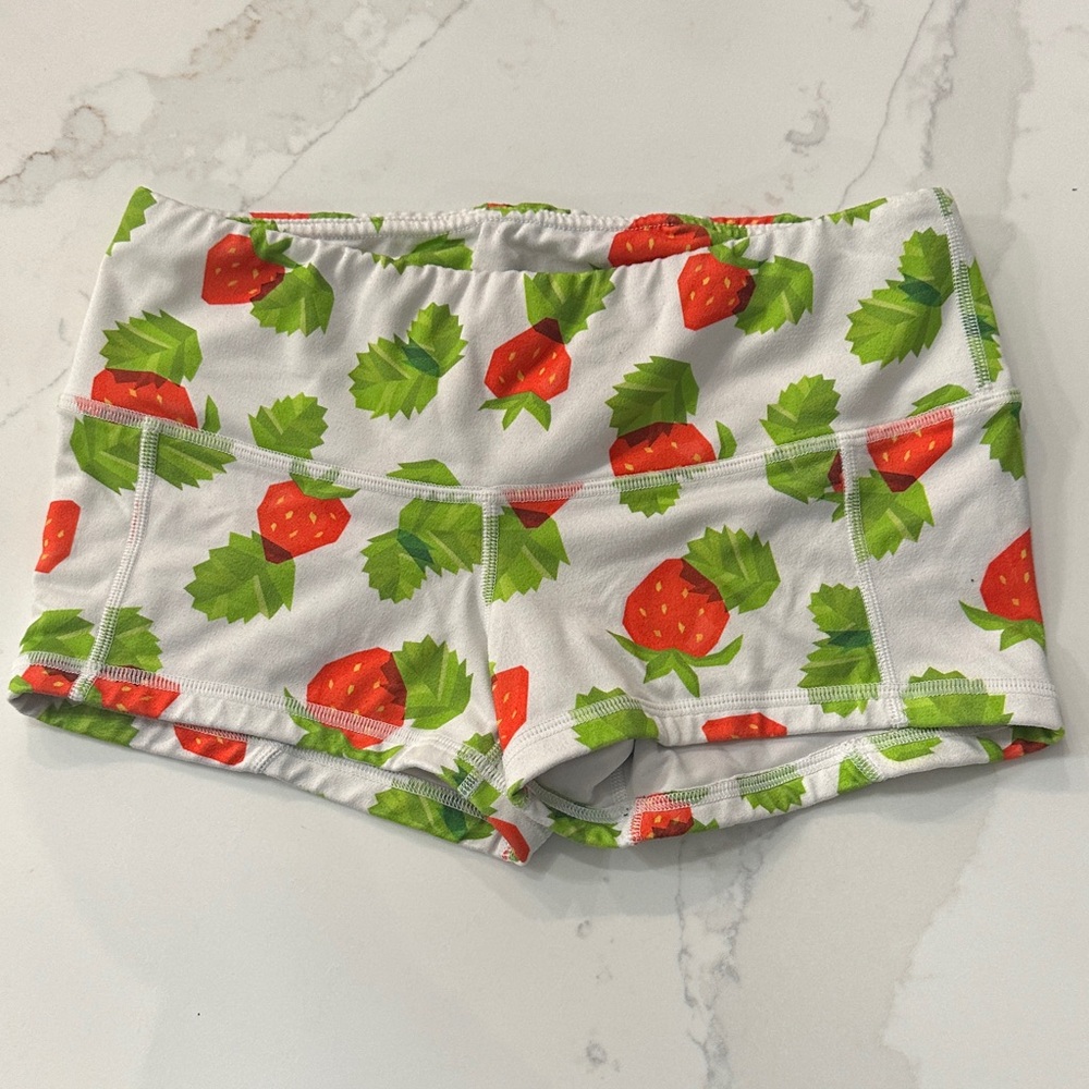 Fleo Shorts with Strawberry and Leaf Print
